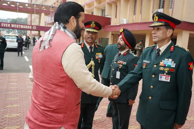 चंडीमंदिर सैन्य स्टेशन पहुँचे मुख्यमंत्री, सेना कमांडर ने किया स्वागत