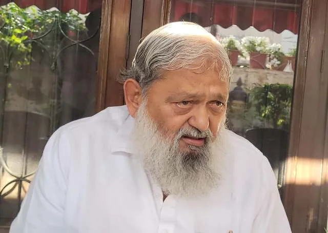 पत्रकारों से बातचीत में विज का बयान, दुश्मन को चेतावनी