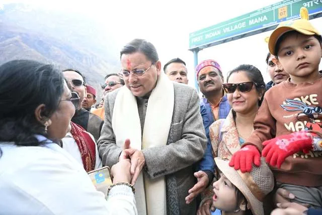 सीमांत गांव माणा के दौरे पर सीएम धामी ने यात्रा व्यवस्थाओं का लिया जायजा