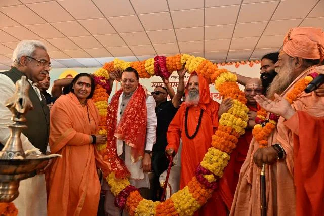 स्वामी परमानन्द गिरि की 71वीं संन्यास जयंती कार्यक्रम में सीएम धामी शामिल