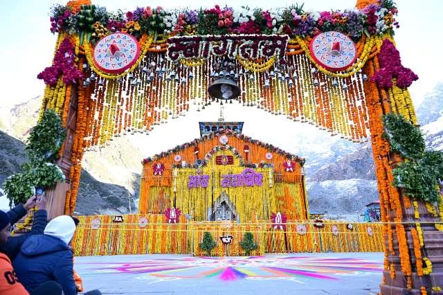 “हर-हर महादेव” के जयघोष के बीच सुबह 8 बजे खुले बाबा केदारनाथ के द्वार