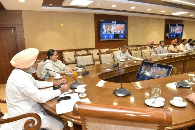 डिप्टी कमिश्नरों को विकास कार्य समय पर पूरा करने के आदेश
