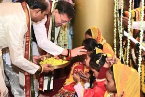डोल आश्रम में सीएम धामी ने 1100 कन्याओं का पूजन किया