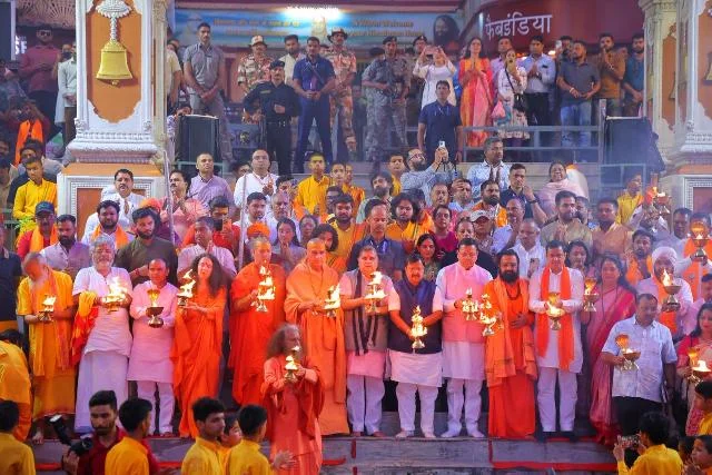 परमार्थ निकेतन पहुंचे मुख्यमंत्री धामी, भव्य गंगा आरती में हुए शामिल