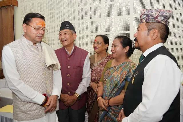 मुख्यमंत्री ने विभिन्न जिलों से आए नागरिकों की शिकायतों पर किया संवाद