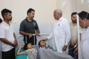 शादी समारोह में भोजन के बाद बीमार हुए लोगों के इलाज की मंत्री ने ली जानकारी