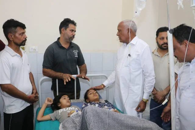 शादी समारोह में भोजन के बाद बीमार हुए लोगों के इलाज की मंत्री ने ली जानकारी
