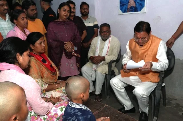 शोकाकुल परिवारों के बीच पहुंचे मुख्यमंत्री, हरसंभव सहयोग का दिया भरोसा