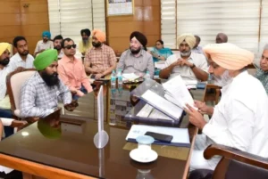 आउटसोर्स कर्मचारियों को ठेका आधार पर लाने की योजना पर तेज़ी से हो रहा कार्य