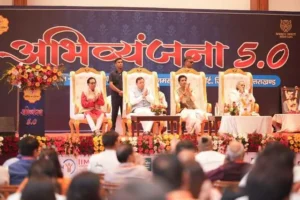 कवि समाज के चिंतक और मार्गदर्शक होते हैं धामी