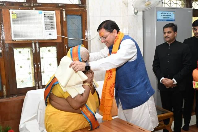 गायत्री परिवार की अधिष्ठात्री शैलदीदी से शिष्टाचार भेंट, अंगवस्त्र भेंट कर किया सम्मान
