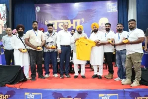 नशा छोड़ चुके युवाओं को ‘सूरमा’ रिंग और टी-शर्ट देकर किया गया सम्मानित