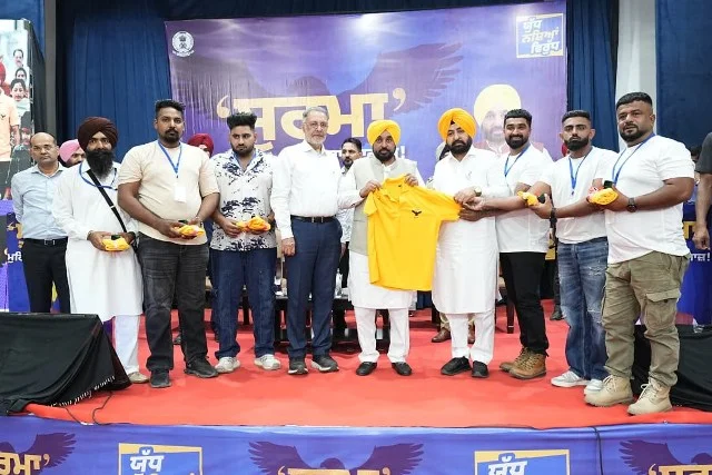 नशा छोड़ चुके युवाओं को ‘सूरमा’ रिंग और टी-शर्ट देकर किया गया सम्मानित