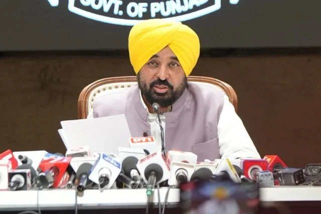 मनमानी फीस वसूली पर लगेगी लगाम, अतिरिक्त राशि लौटानी होगी स्कूलों को - CM