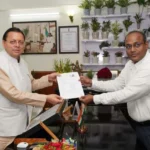 मुख्य निर्वाचन अधिकारी ने मुख्यमंत्री धामी को SIR कार्यक्रम के तहत गणना फॉर्म प्रदान किया