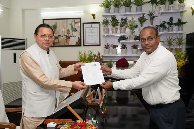 मुख्य निर्वाचन अधिकारी ने मुख्यमंत्री धामी को SIR कार्यक्रम के तहत गणना फॉर्म प्रदान किया
