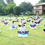मुख्यमंत्री आवास में सामूहिक योगाभ्यास, नियमित योग अपनाने का किया आह्वान