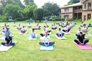 मुख्यमंत्री आवास में सामूहिक योगाभ्यास, नियमित योग अपनाने का किया आह्वान