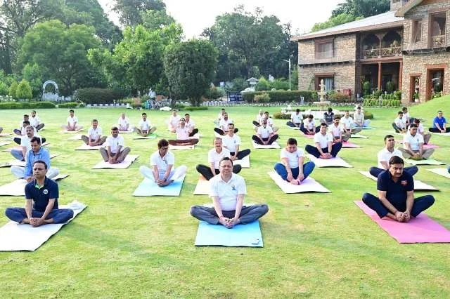 मुख्यमंत्री आवास में सामूहिक योगाभ्यास, नियमित योग अपनाने का किया आह्वान