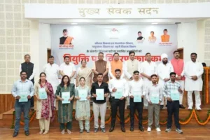 मुख्यमंत्री धामी ने 221 चयनित अभ्यर्थियों को सौंपे नियुक्ति पत्र