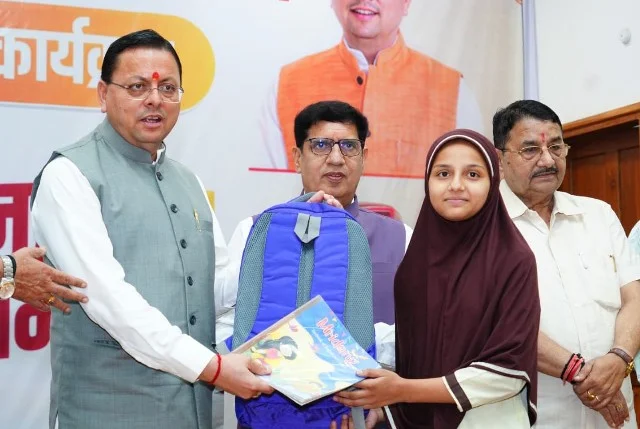 CM ने विद्यार्थियों को भेंट की NCERT की पुस्तकें, गुणवत्तापूर्ण शिक्षा पर दिया जोर