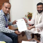 SIR अभियान मुख्यमंत्री ने बीएलओ को सौंपा अपना गणना फॉर्म