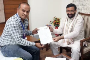 SIR अभियान मुख्यमंत्री ने बीएलओ को सौंपा अपना गणना फॉर्म