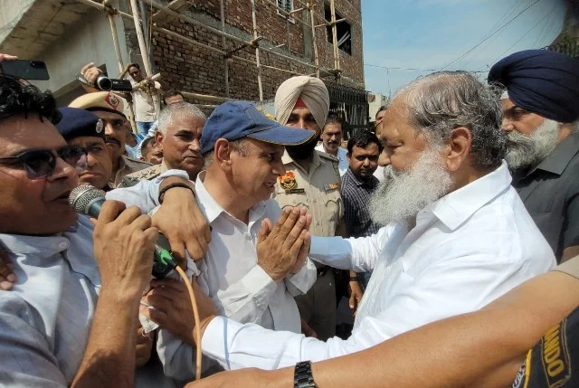 प्रदर्शनकारियों के बीच पहुंचे अनिल विज, 15 दिन में बैठक बुलाने का दिया भरोसा