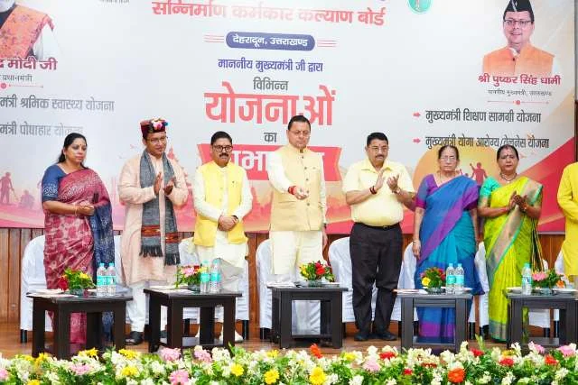 मुख्यमंत्री स्वास्थ्य योजना के तहत दो मेडिकल मोबाइल वैन को CM ने दिखाई हरी झंडी