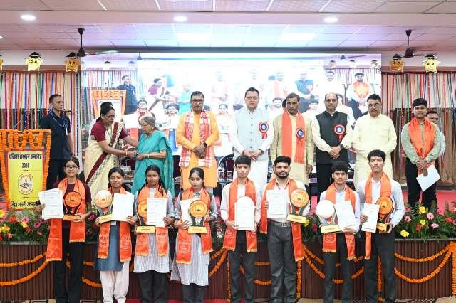 विद्या भारती के प्रतिभा सम्मान समारोह में CM ने विद्यार्थियों की उपलब्धियों को सराहा