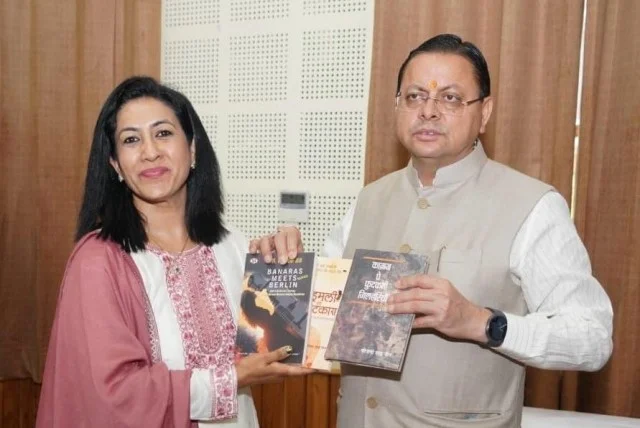 ‘बनारस मीट्स बर्लिन’ सहित तीन साहित्यिक कृतियां मुख्यमंत्री धामी को भेंट