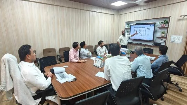 आवास विभाग की विकास परियोजनाओं को लेकर उच्चस्तरीय बैठक