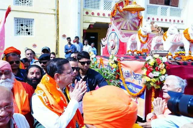 टपकेश्वर महादेव की शोभायात्रा में पहुंचे सीएम धामी