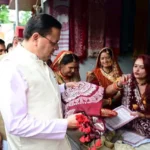 धामी ने खरीदे बिच्छू घास से बने पारंपरिक वस्त्र, स्थानीय कारीगरों का बढ़ाया हौसला