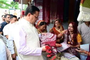 धामी ने खरीदे बिच्छू घास से बने पारंपरिक वस्त्र, स्थानीय कारीगरों का बढ़ाया हौसला