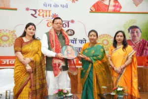 प्रदेशभर से पहुंची बहनों ने सीएम धामी को बांधी राखी