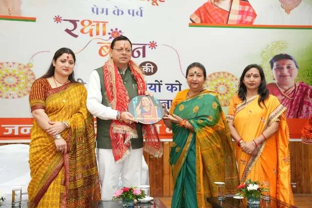 प्रदेशभर से पहुंची बहनों ने सीएम धामी को बांधी राखी