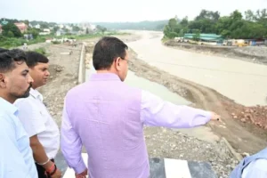 प्रेमनगर में निर्माण कार्यों की जमीनी हकीकत जांचने पहुंचे मुख्यमंत्री