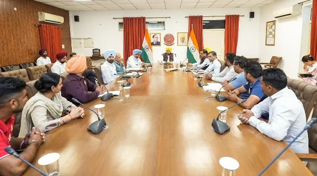 मान ने आदर्श स्कूल शिक्षकों के वेतन में भारी बढ़ोतरी की घोषणा की