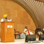 मान ने श्री श्री रविशंकर से लिया आशीर्वाद, पंजाब की खुशहाली के लिए की प्रार्थना