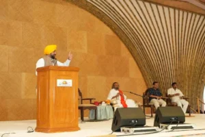 मान ने श्री श्री रविशंकर से लिया आशीर्वाद, पंजाब की खुशहाली के लिए की प्रार्थना
