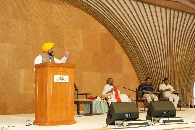 मान ने श्री श्री रविशंकर से लिया आशीर्वाद, पंजाब की खुशहाली के लिए की प्रार्थना