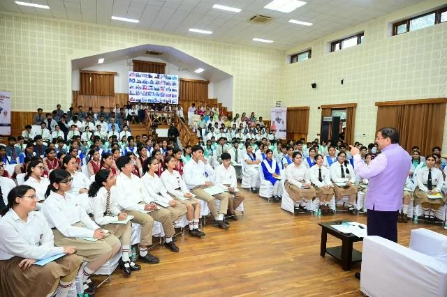 मुख्यमंत्री आवास में युवा विद्यार्थियों से संवाद