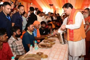 मुख्यमंत्री धामी ने शिवभक्त कांवड़ियों का चरण प्रक्षालन कर किया सम्मान