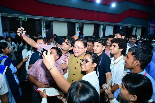 सीएम धामी ने विद्यार्थियों से संवाद कर जाने विकसित उत्तराखंड के सपने