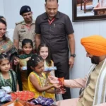 स्कूली छात्राओं ने मुख्यमंत्री नायब सिंह सैनी को बांधी राखी