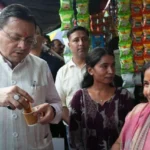 ‘लोकल फॉर वोकल’ को बढ़ावा देने खटीमा में दुकानदारों के बीच पहुंचे धामी