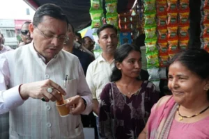 ‘लोकल फॉर वोकल’ को बढ़ावा देने खटीमा में दुकानदारों के बीच पहुंचे धामी