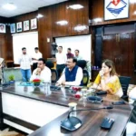 भारत भ्रमण पर निकले देवप्रयाग के टॉपर विद्यार्थियों से मिले मुख्य सचिव
