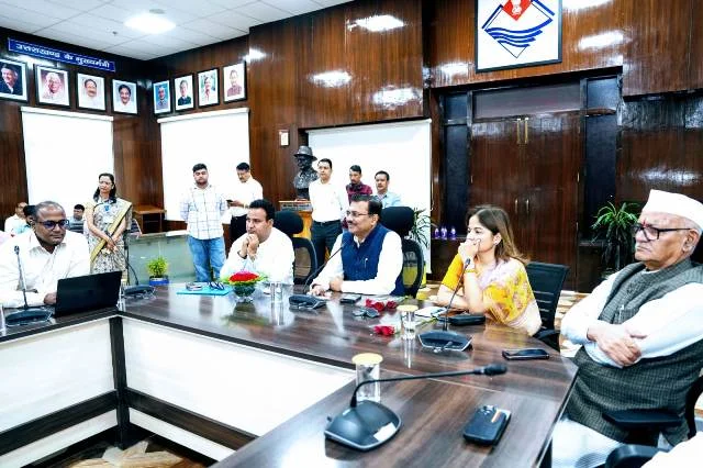 भारत भ्रमण पर निकले देवप्रयाग के टॉपर विद्यार्थियों से मिले मुख्य सचिव